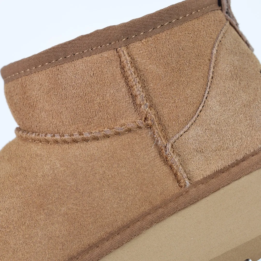Pick up locally 💰440 The core recommendation is good price E4 UGG Thick-soled short style Zhou Dongyu and Wang Yibo's same series Xiaohongshu popular model Henan Longfeng leather production Cashmere insole is a very suitable choice for keeping warm in winter when going out and at home. In the new year, uug launched a style series, which is partially geared towards the preferences of young consumers and has also been at the forefront of fashion trends. Shoe body material UGGPURE™ implanted wool insole Lightweight non-slip and comfortable rubber outsole With brand LOGO and complete packaging Size: 35 36 37 38 39 40